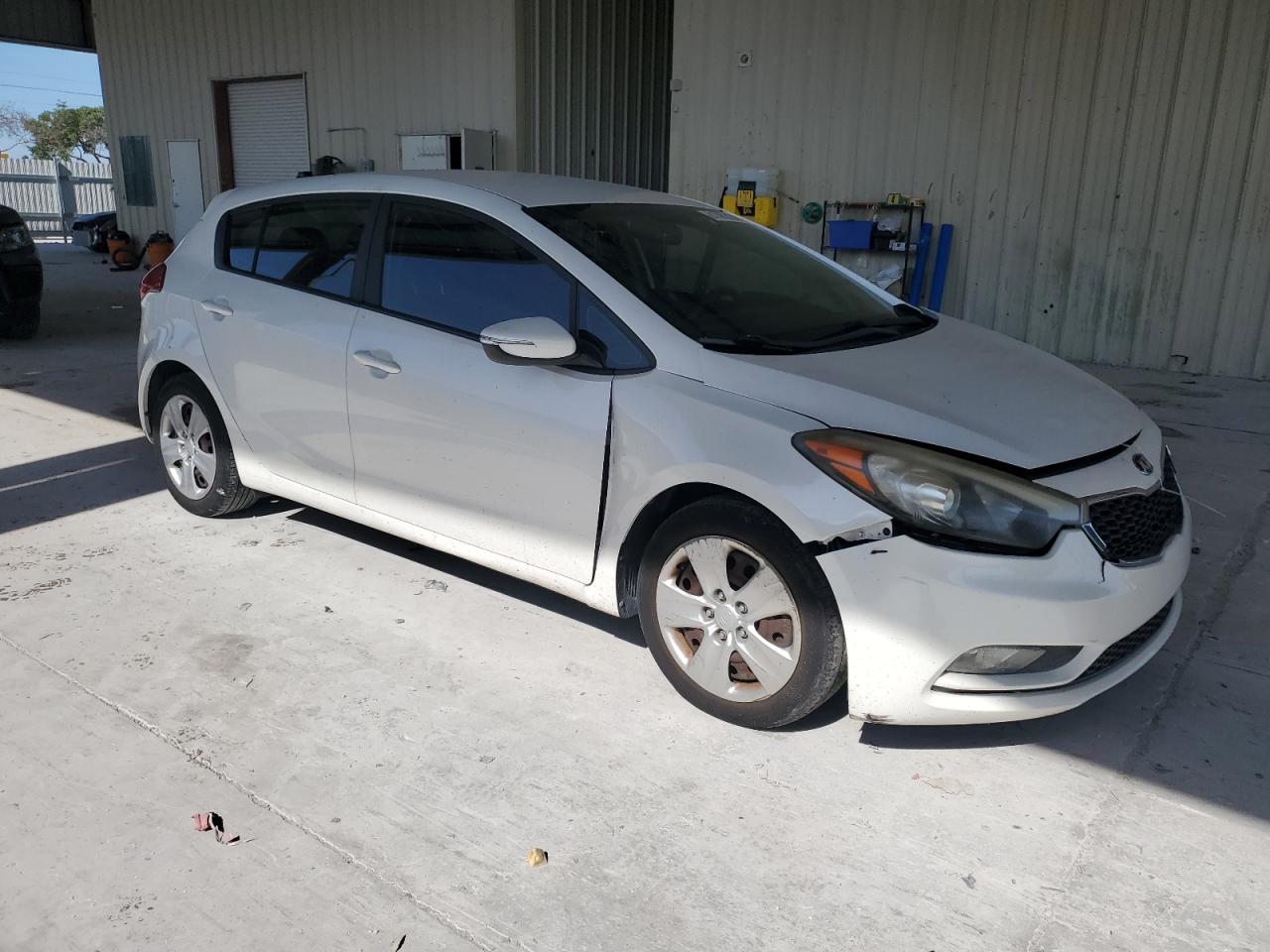 VIN KNAFK5A84G5637960 2016 KIA FORTE no.4