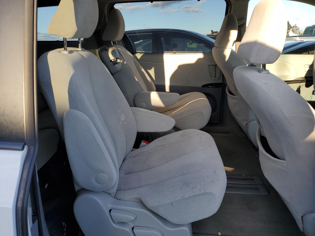 2012 Toyota Sienna - Image 11