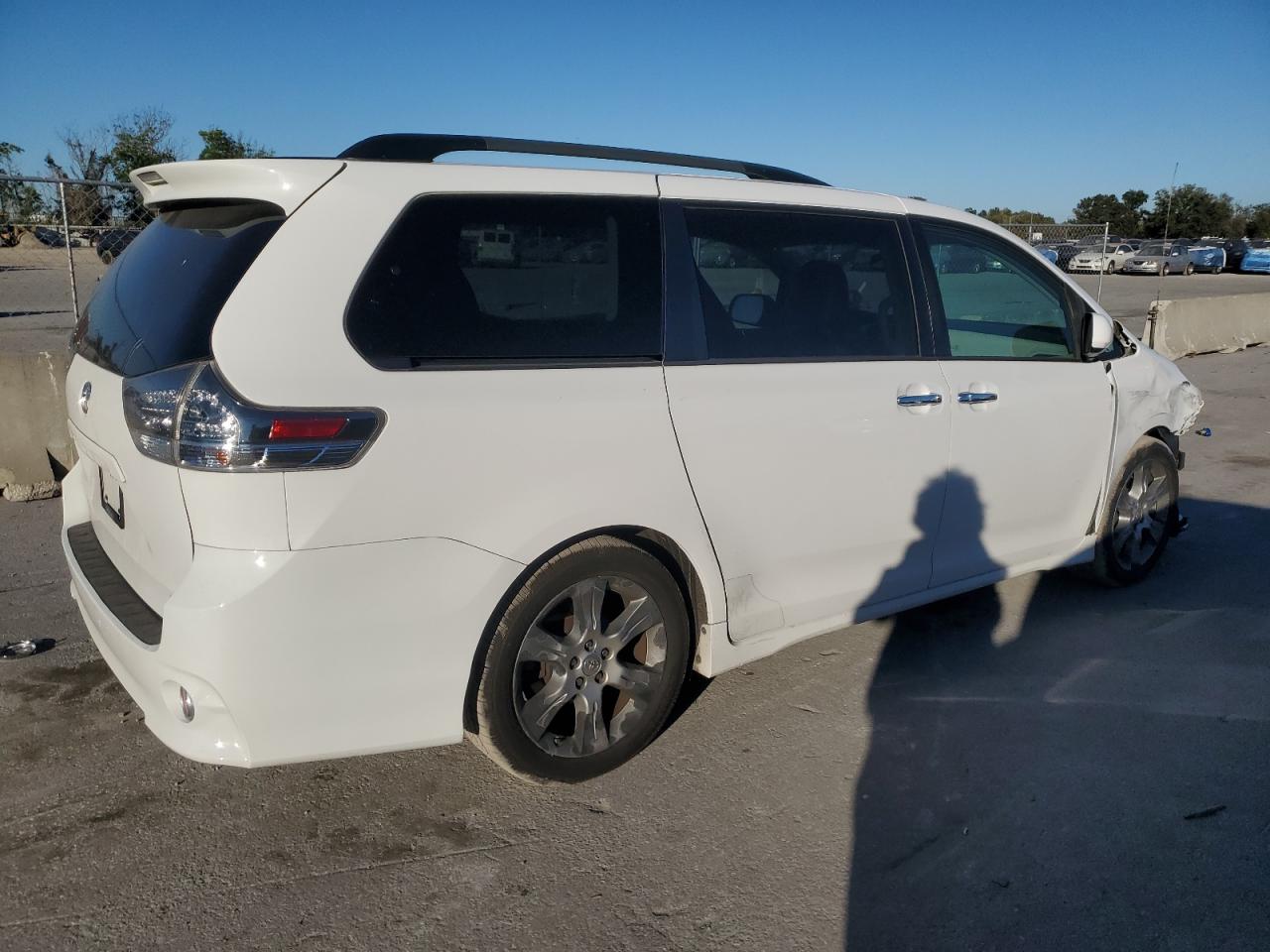 VIN 5TDXK3DCXDS319648 2013 TOYOTA SIENNA no.3