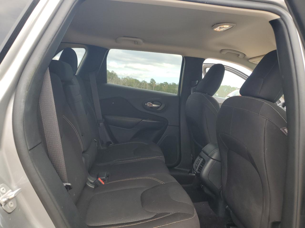 2016 Jeep Grand Cherokee - Image 11