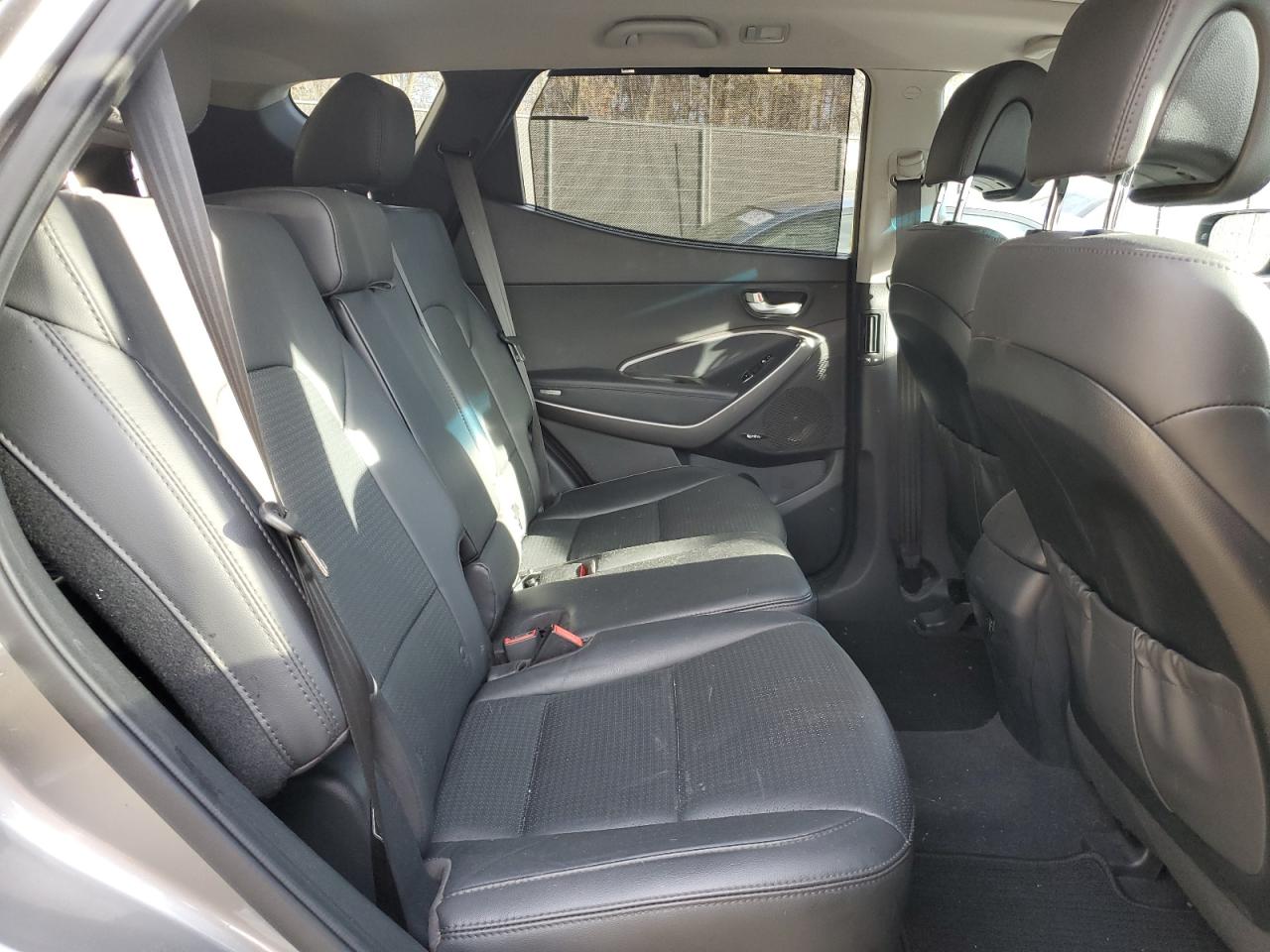 2016 Hyundai Santa Fe - Image 11