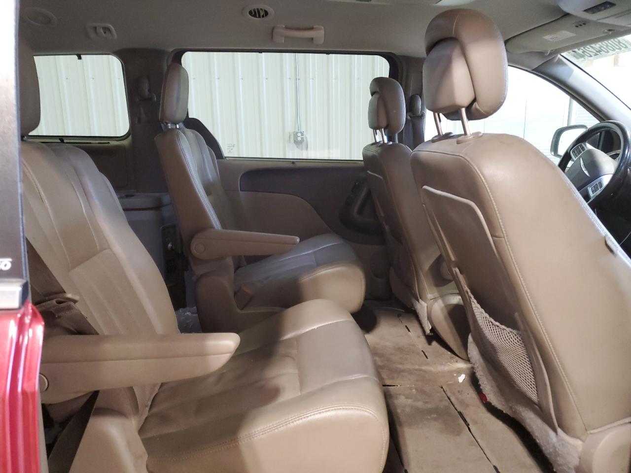 2014 Chrysler Town & Country - Image 11