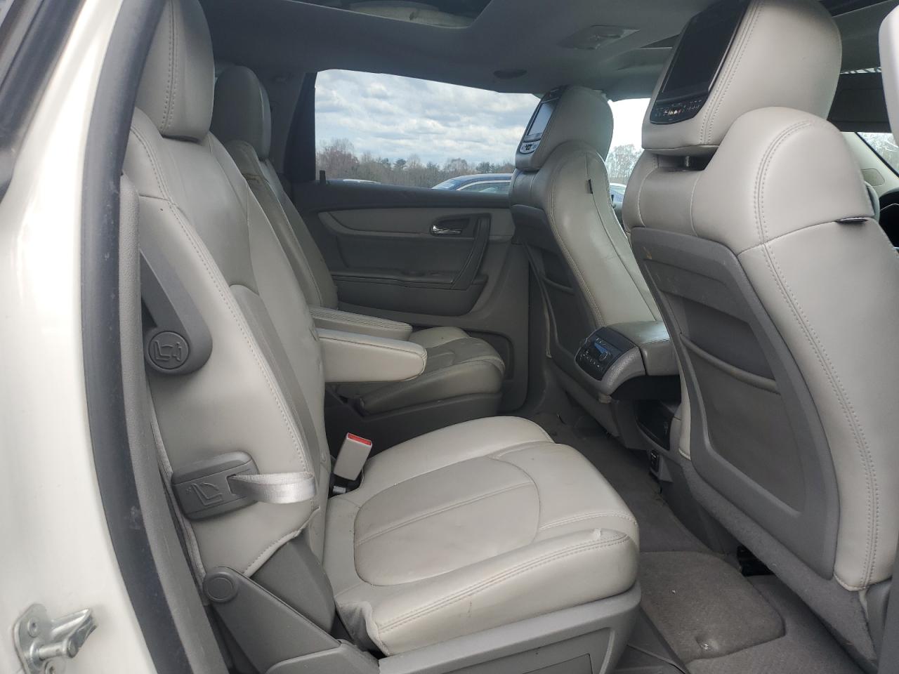 2014 Chevrolet Traverse - Image 12