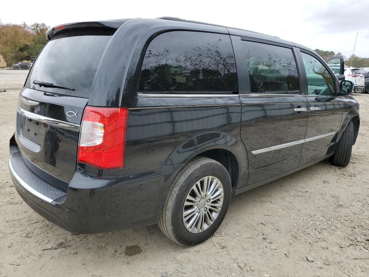2013 Chrysler Town & Country - Image 3