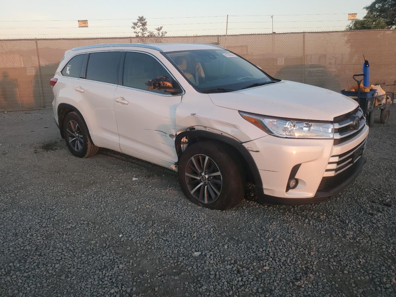 VIN 5TDKZRFH3HS195505 2017 TOYOTA HIGHLANDER no.4