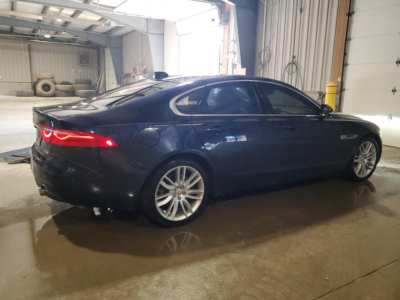 VIN SAJBK4BV7GCY12666 2016 JAGUAR XF no.3