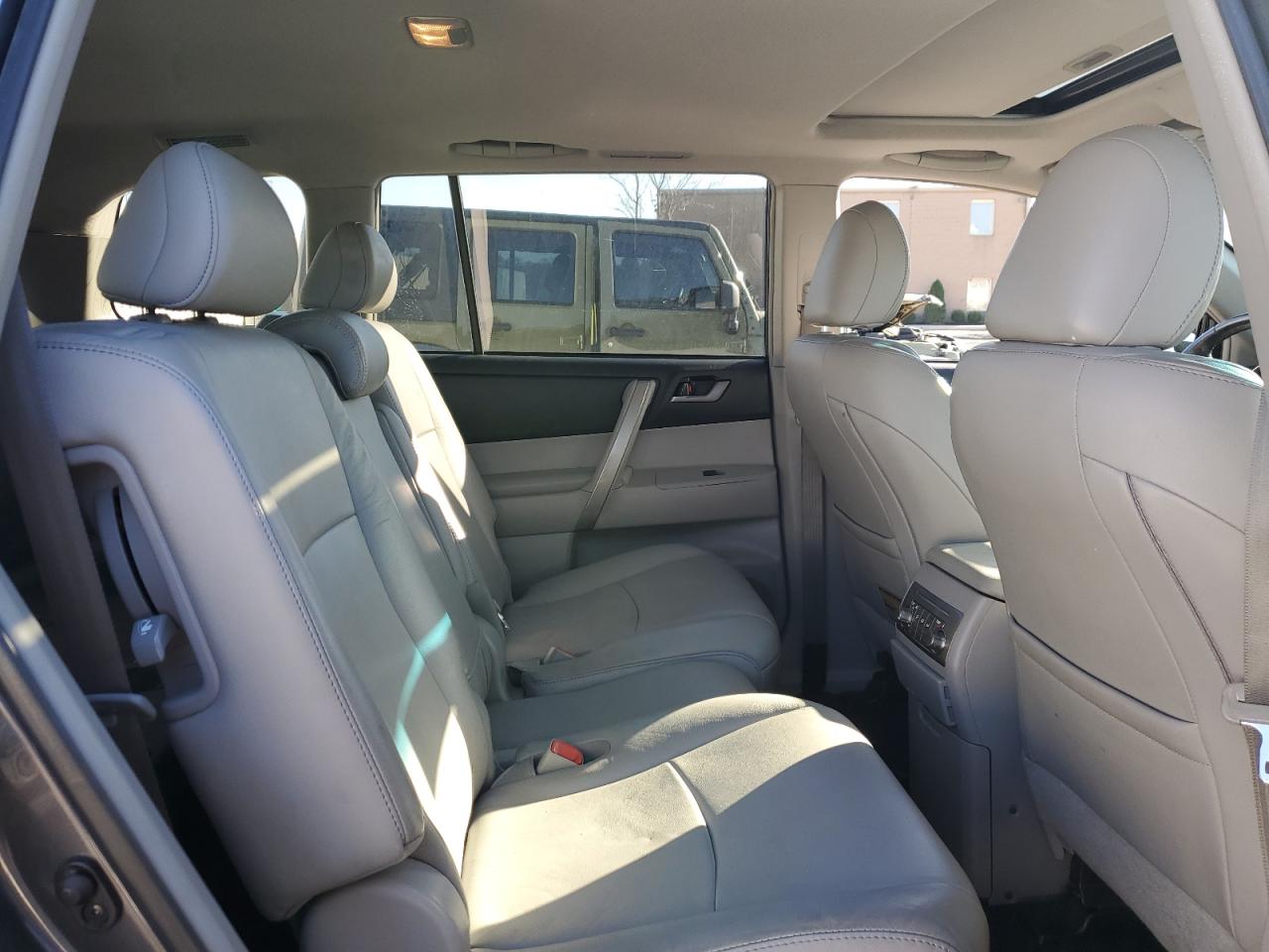 2012 Toyota Highlander - Image 11