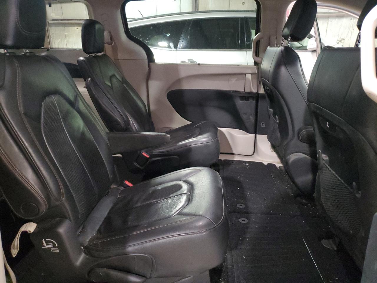 2018 Chrysler Pacifica - Image 11