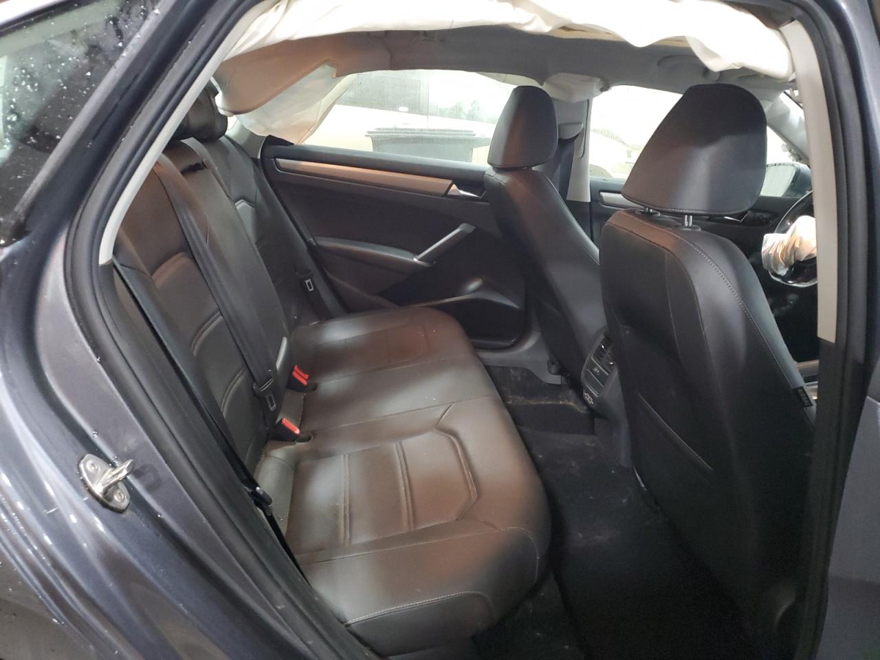 2021 Volkswagen Passat - Image 10