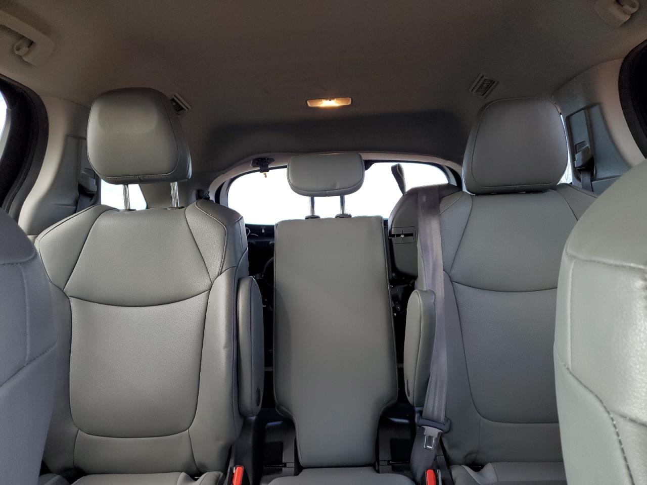2021 Toyota Sienna - Image 10