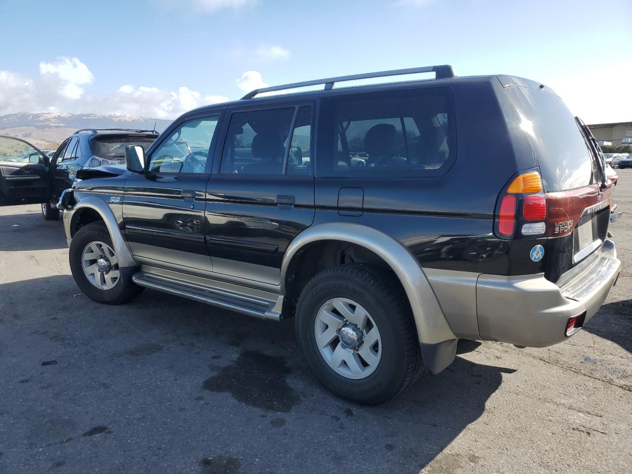 2001 Mitsubishi Montero - Image 2