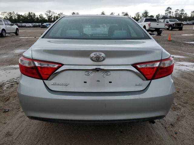 Sedans TOYOTA CAMRY 2016 Srebrny