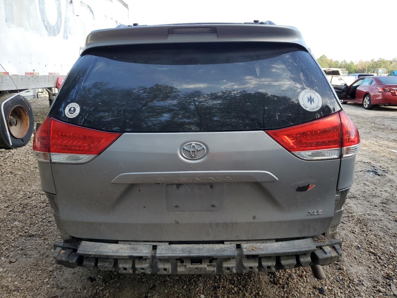 2011 Toyota Sienna - Image 6