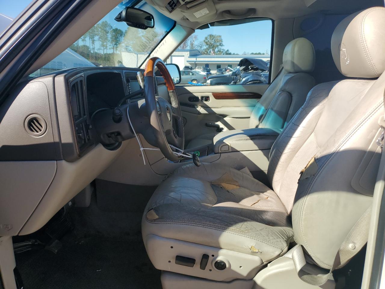2004 Cadillac Escalade - Image 7