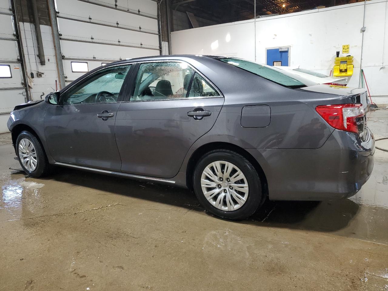 VIN 4T4BF1FKXDR318634 2013 TOYOTA CAMRY no.2