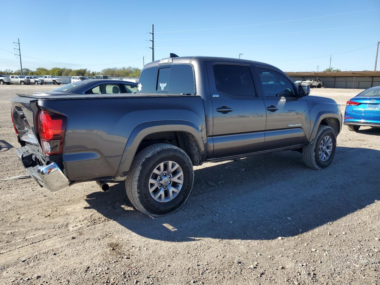 VIN 5TFAZ5CN4JX064131 2018 TOYOTA TACOMA no.3