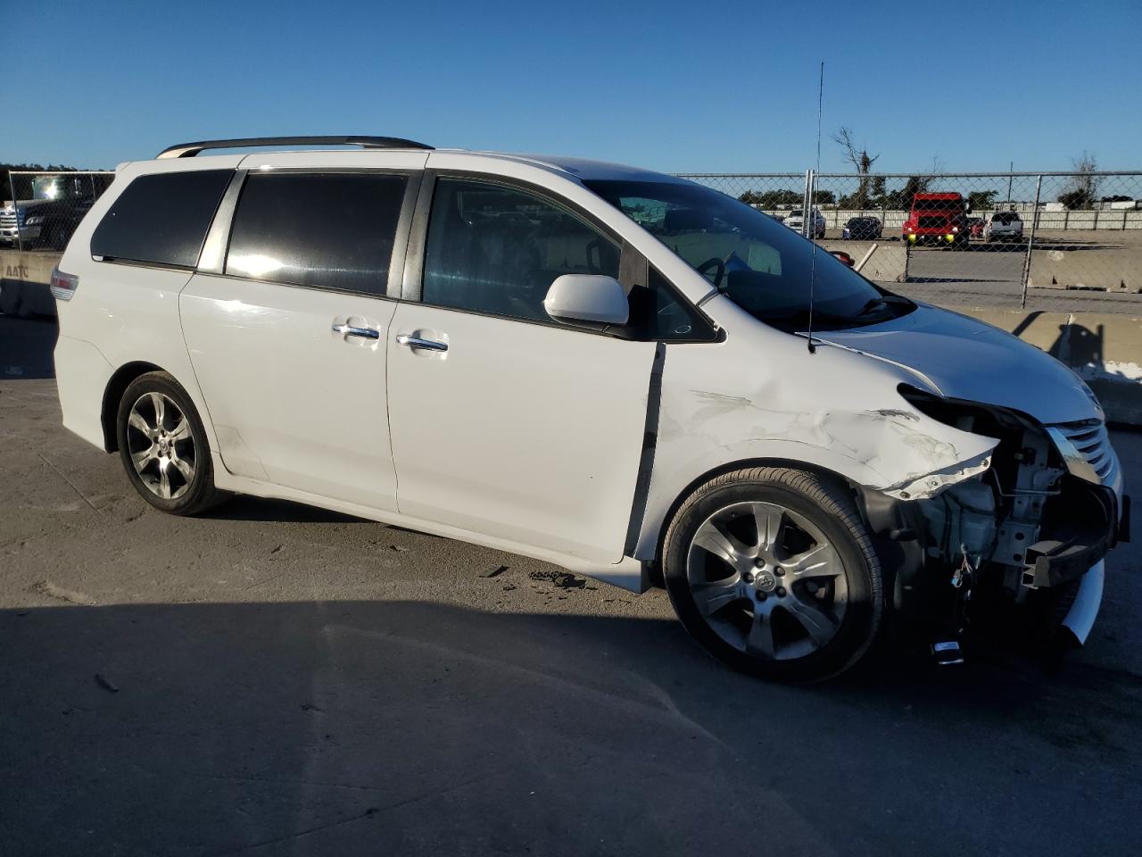 VIN 5TDXK3DCXDS319648 2013 TOYOTA SIENNA no.4