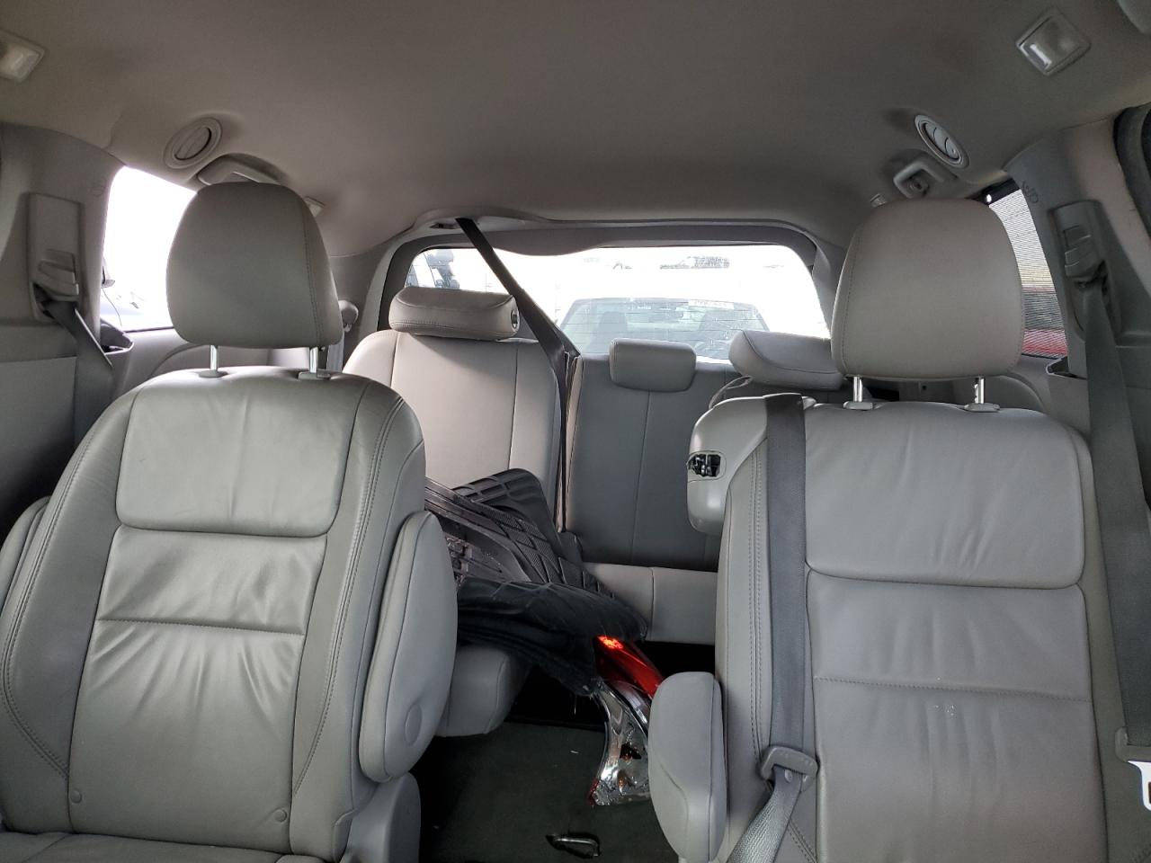 2015 Toyota Sienna - Image 10