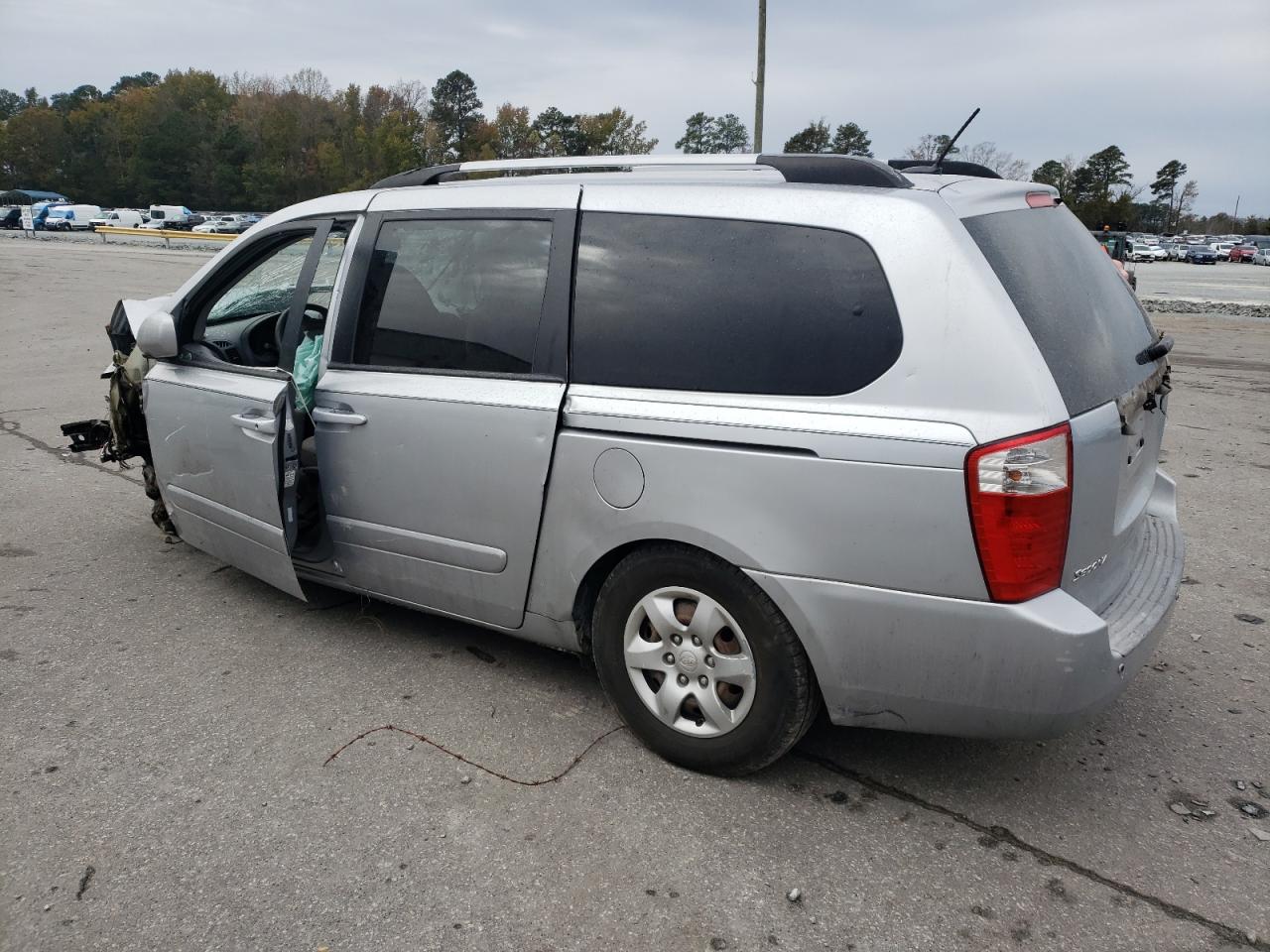 2010 Kia Sedona - Image 2