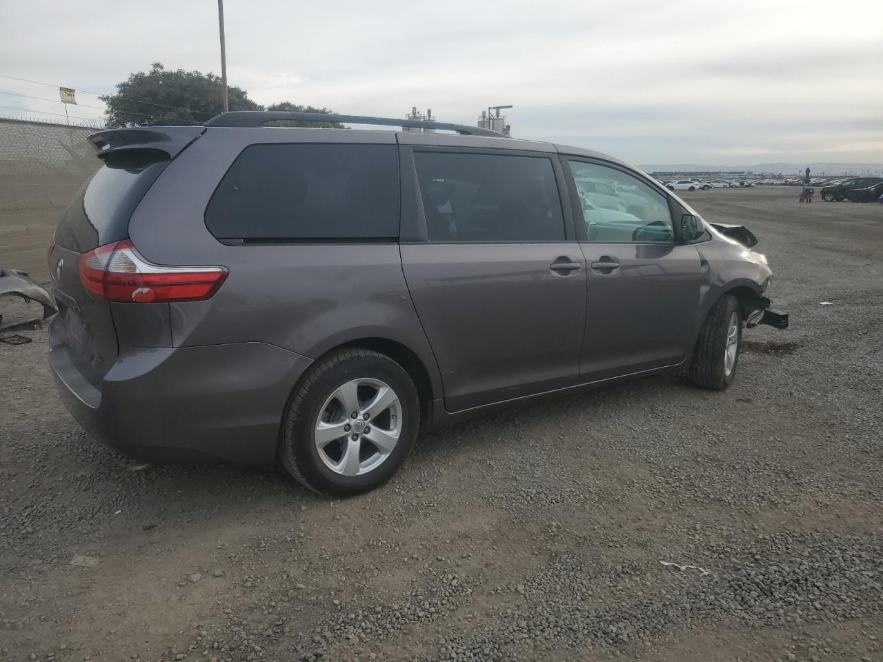 2015 Toyota Sienna - Image 3