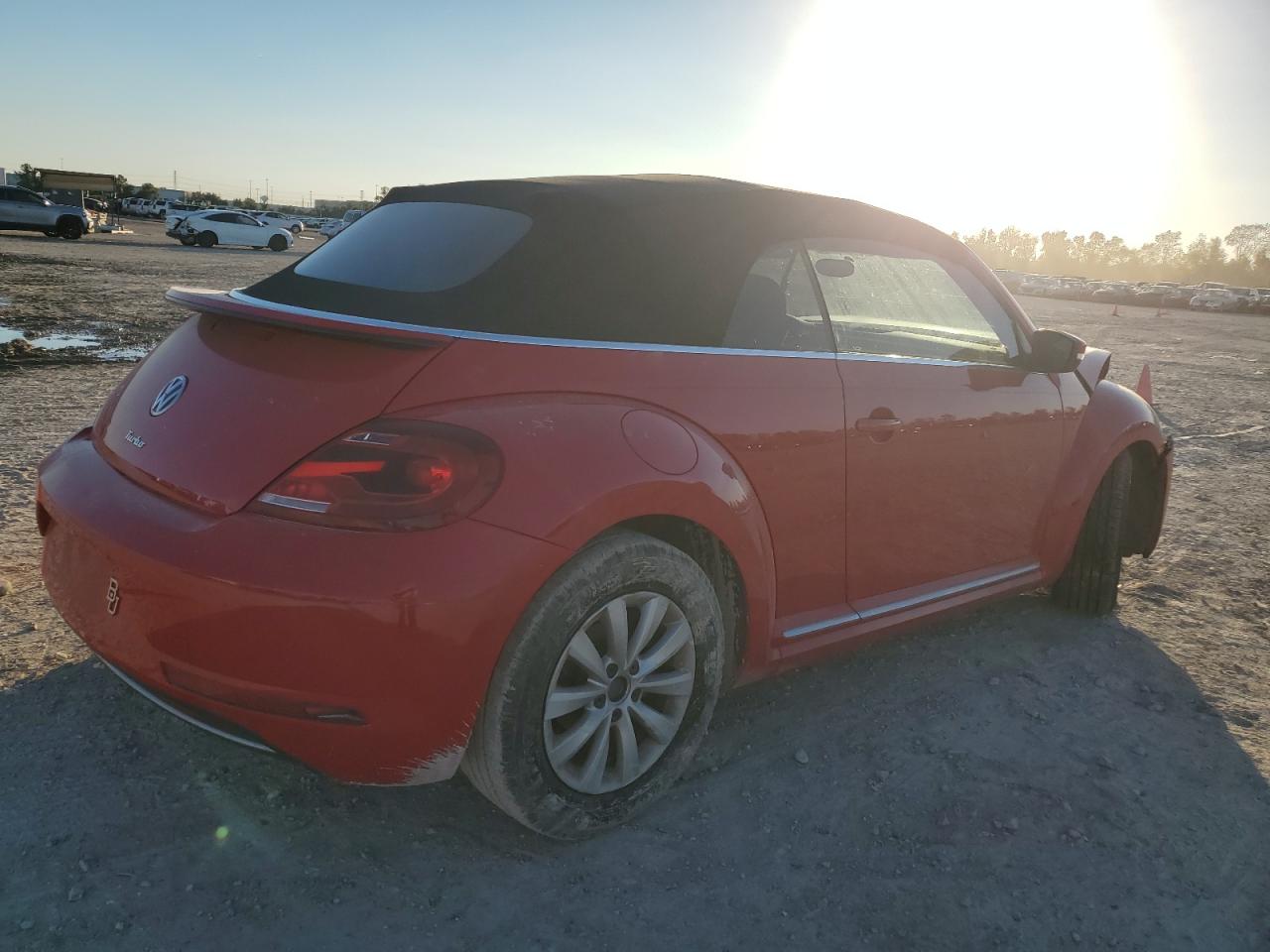 2019 Volkswagen Beetle - Image 3