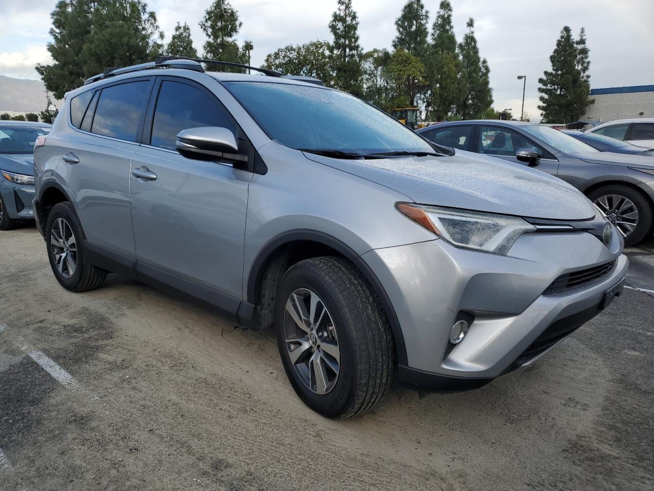 VIN 2T3RFREV1JW823192 2018 TOYOTA RAV4 no.4