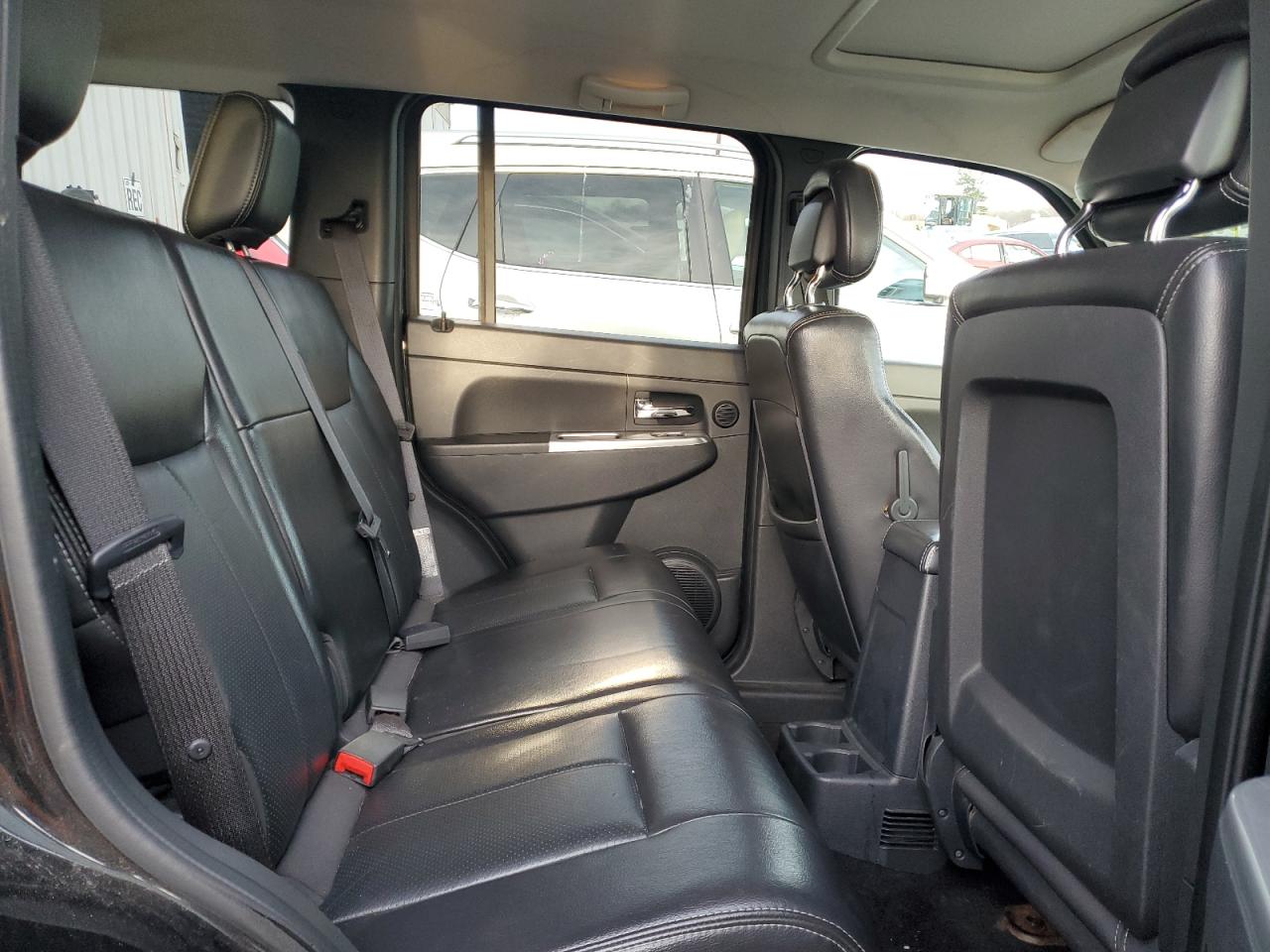 2010 Jeep Liberty (North America) - Image 11
