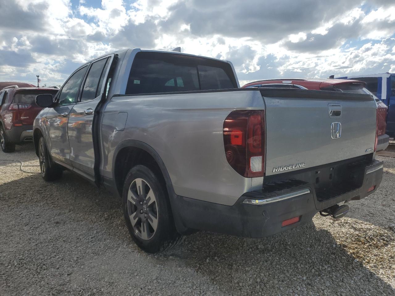 2019 Honda Ridgeline - Image 2