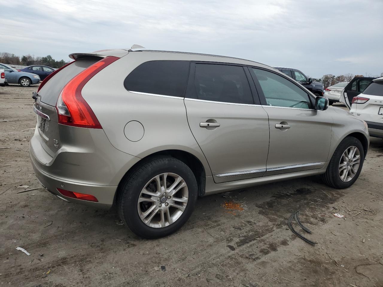 2016 Volvo XC60 - Image 3