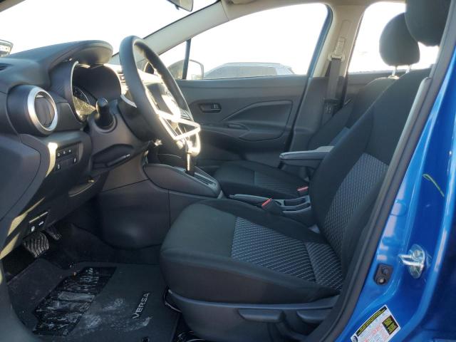  NISSAN VERSA 2024 Granatowy