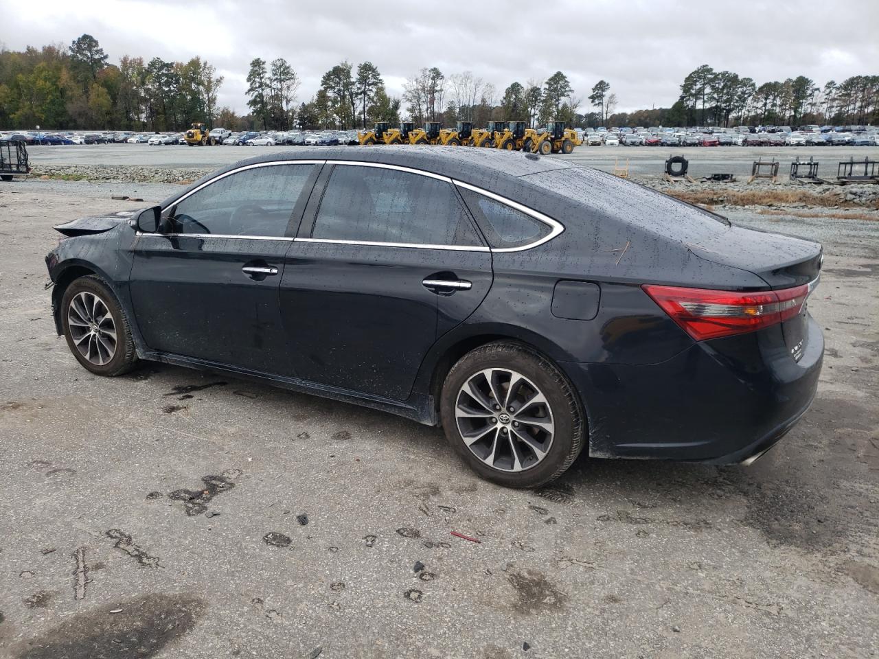 2016 Toyota Avalon - Image 2
