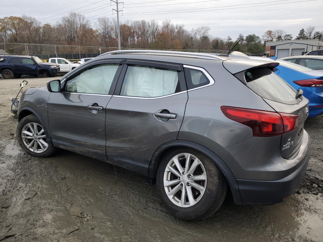 JN1BJ1CR2JW252582 2018 NISSAN ROGUE - Image 2