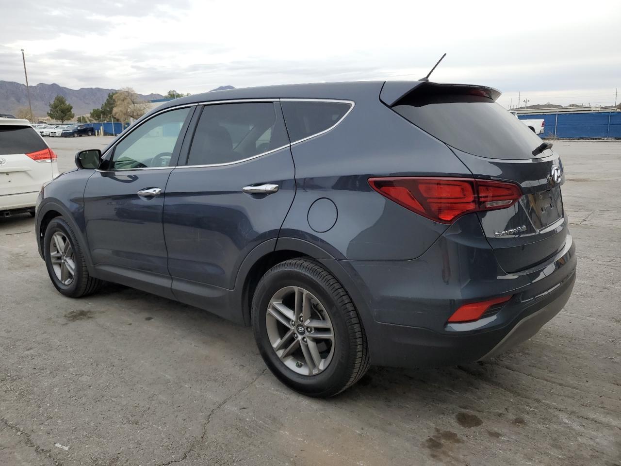 VIN 5NMZT3LB2JH087074 2018 HYUNDAI SANTA FE no.2