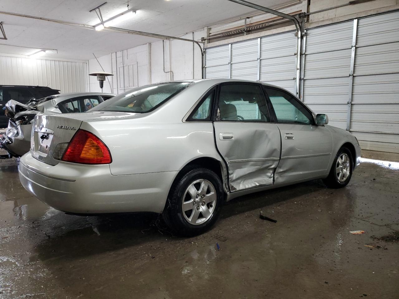 2002 Toyota Avalon - Image 3