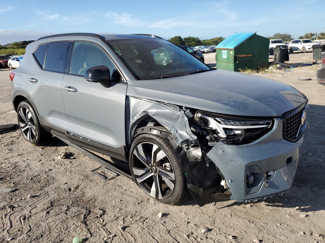 2023 Volvo XC40 - Image 4