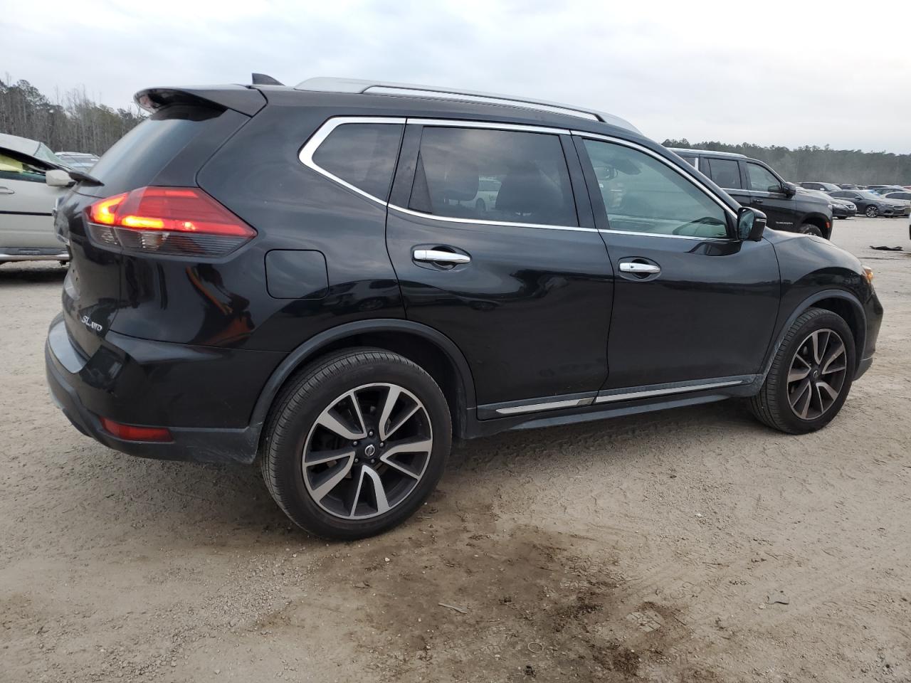 2017 Nissan Rogue - Image 3