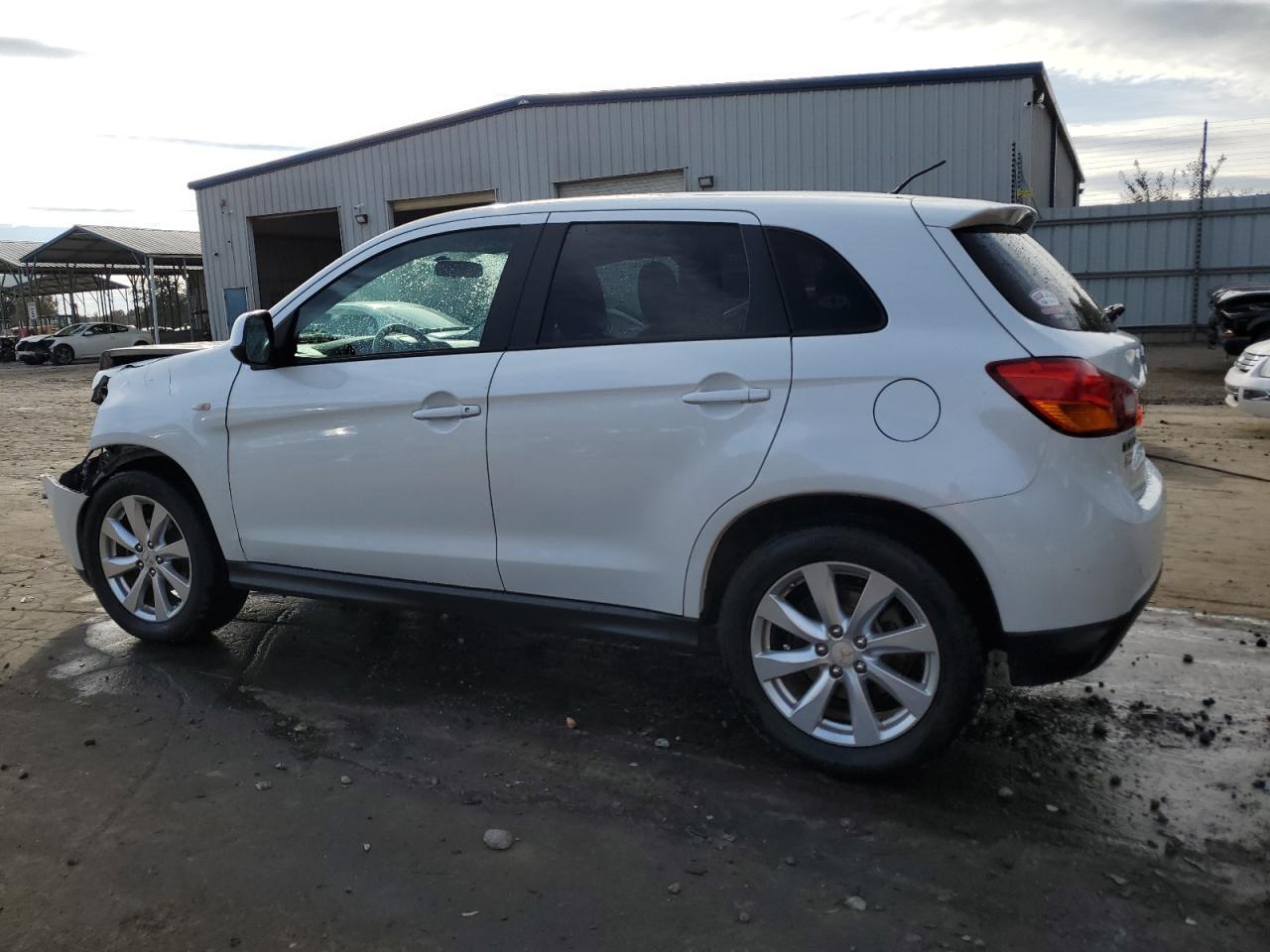 2015 Mitsubishi Outlander - Image 2
