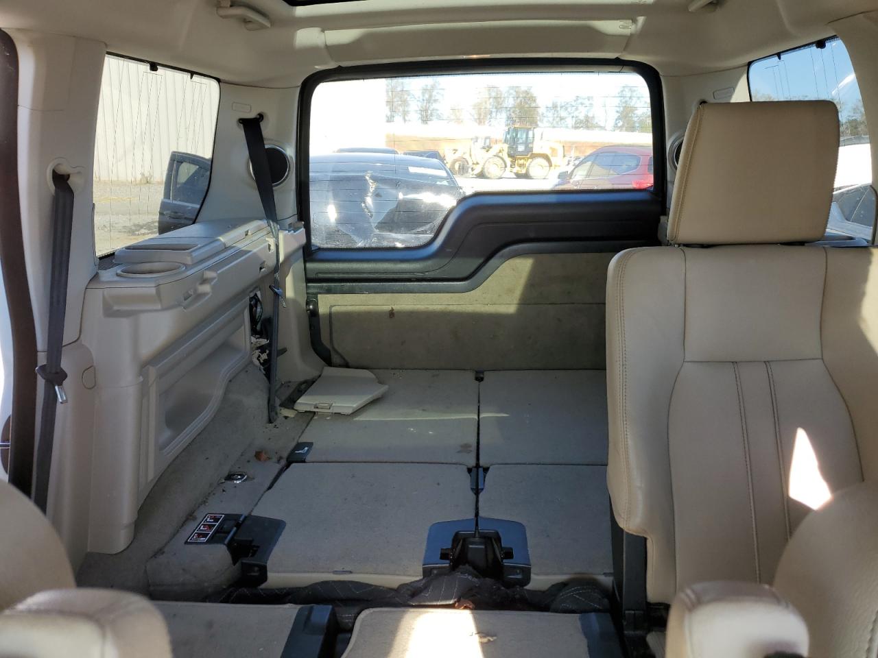 2016 Land Rover LR4 - Image 10