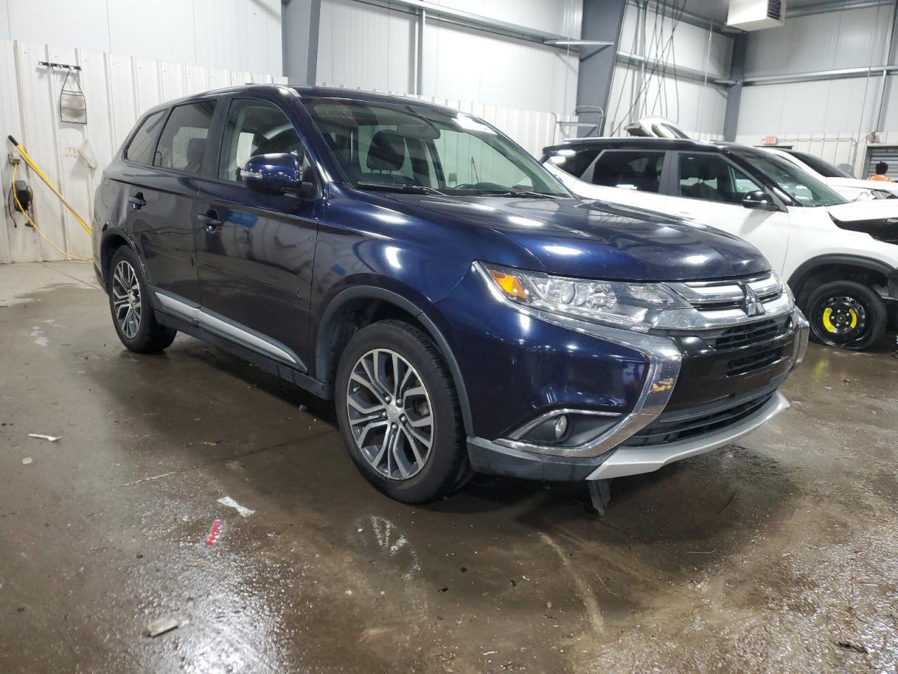 2017 Mitsubishi Outlander - Image 4