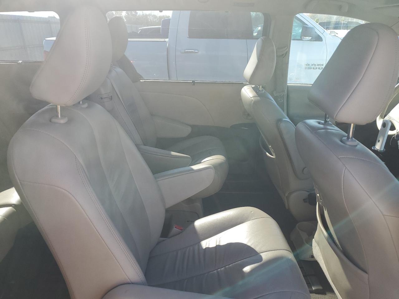 2011 Toyota Sienna - Image 12