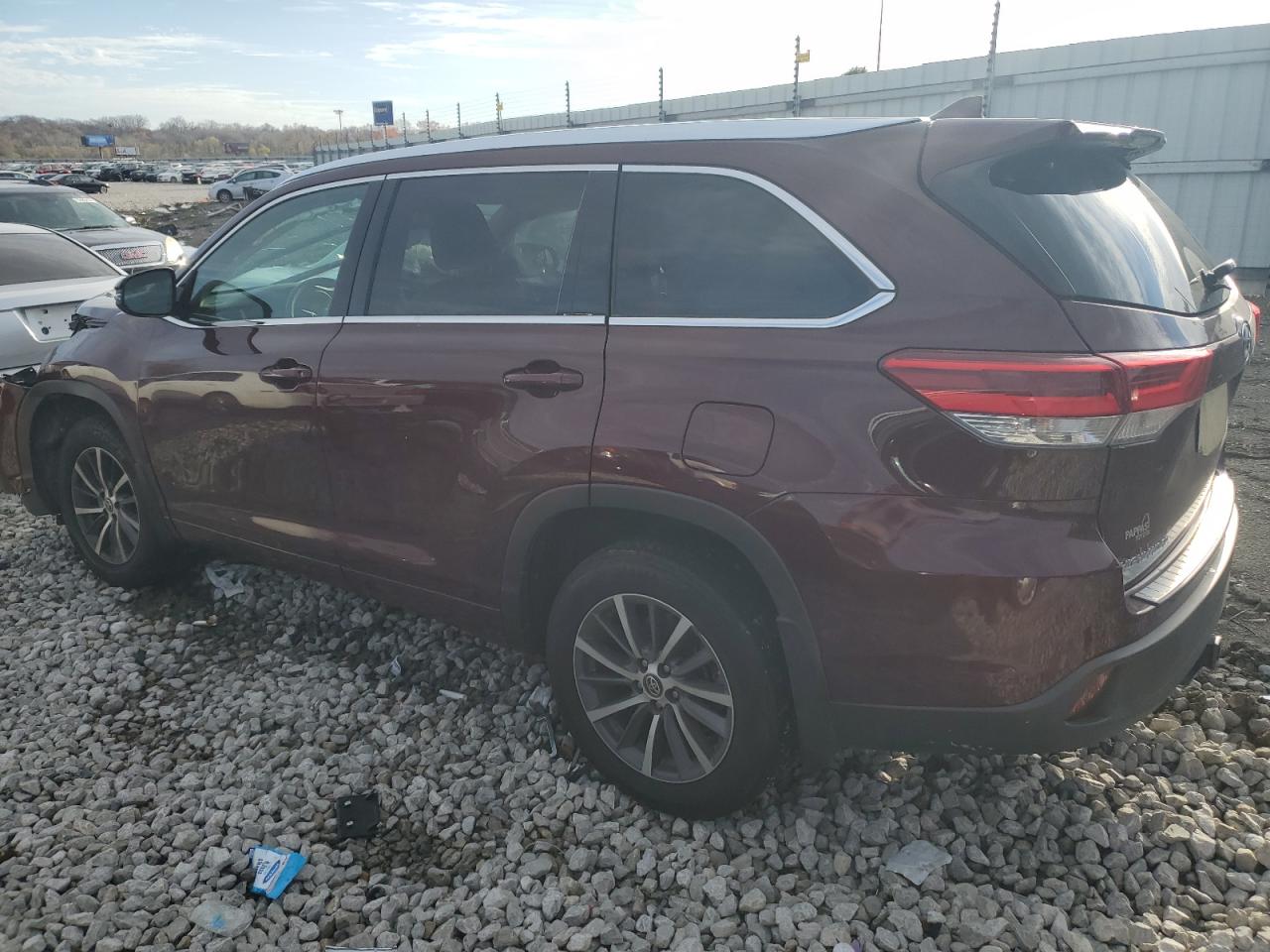 2018 Toyota Highlander - Image 2