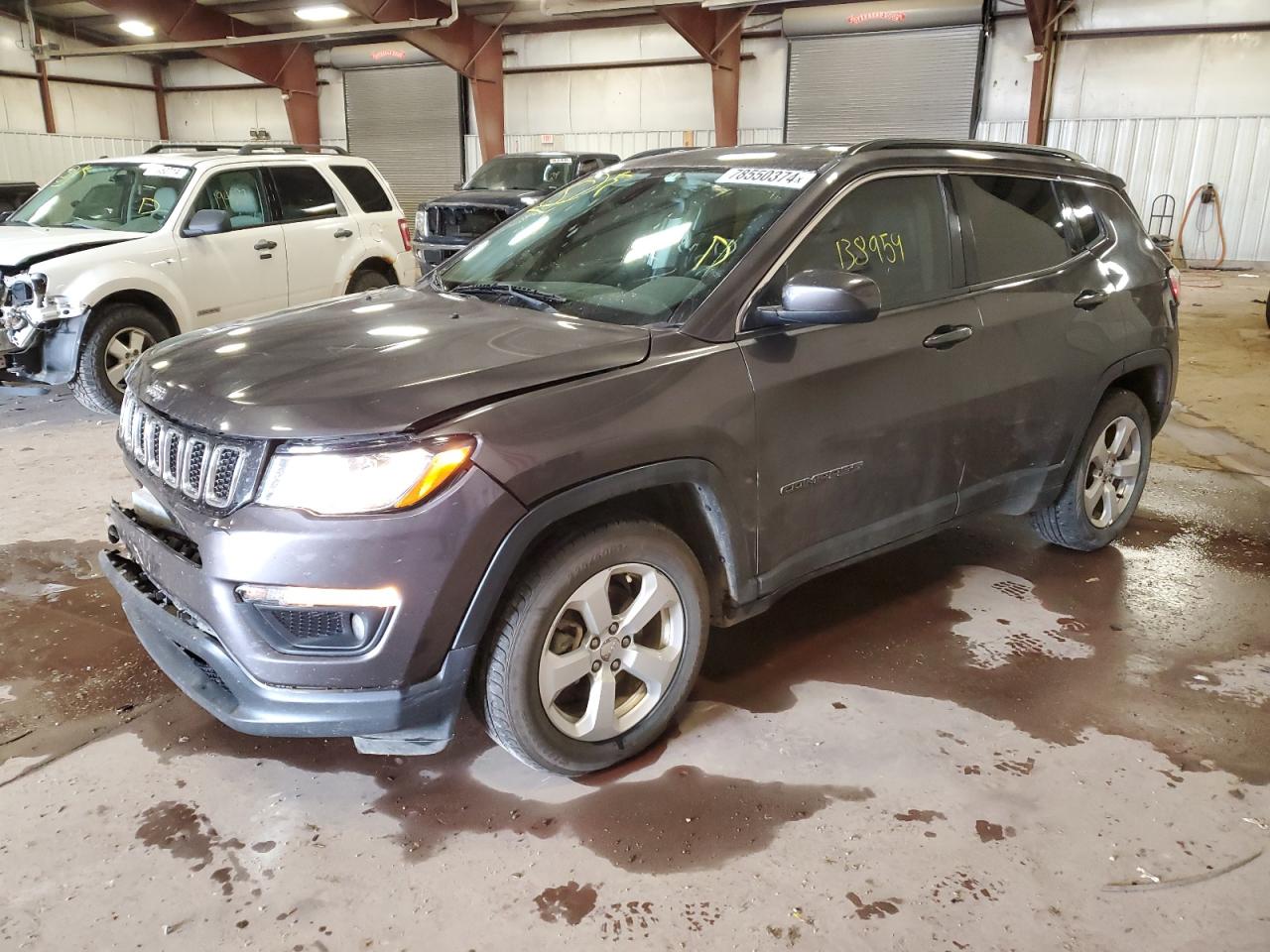 VIN 3C4NJCBB2JT268040 2018 JEEP COMPASS no.1