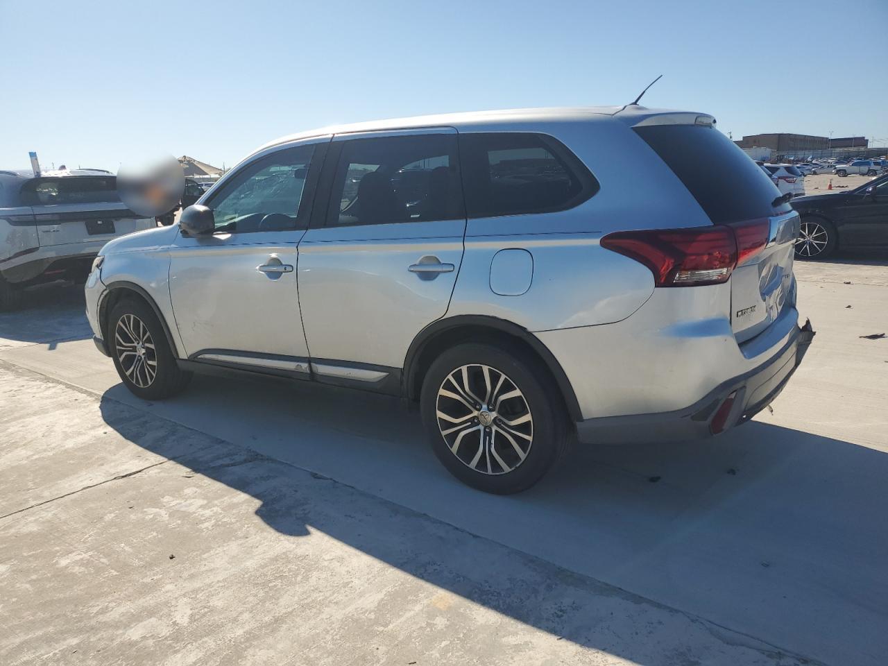 2016 Mitsubishi Outlander - Image 2