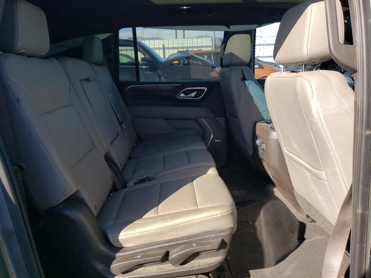 2021 Chevrolet Suburban - Image 11