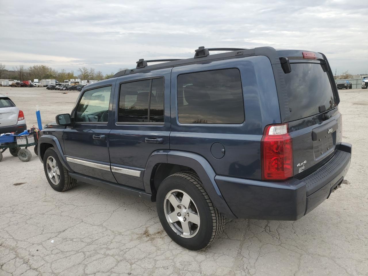 2010 Jeep Commander - Image 2