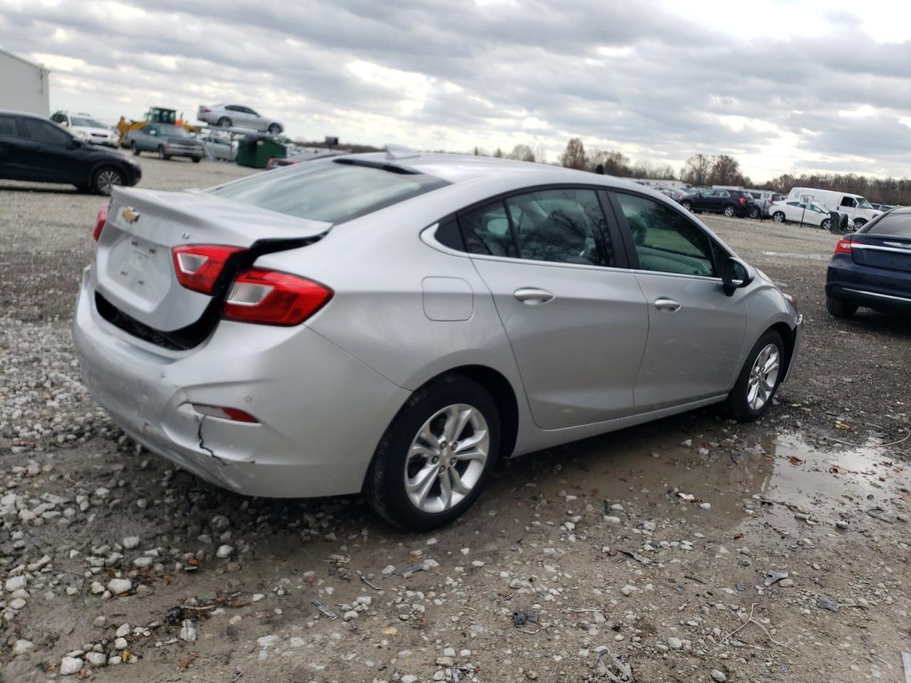 2019 Chevrolet Cruze - Image 3