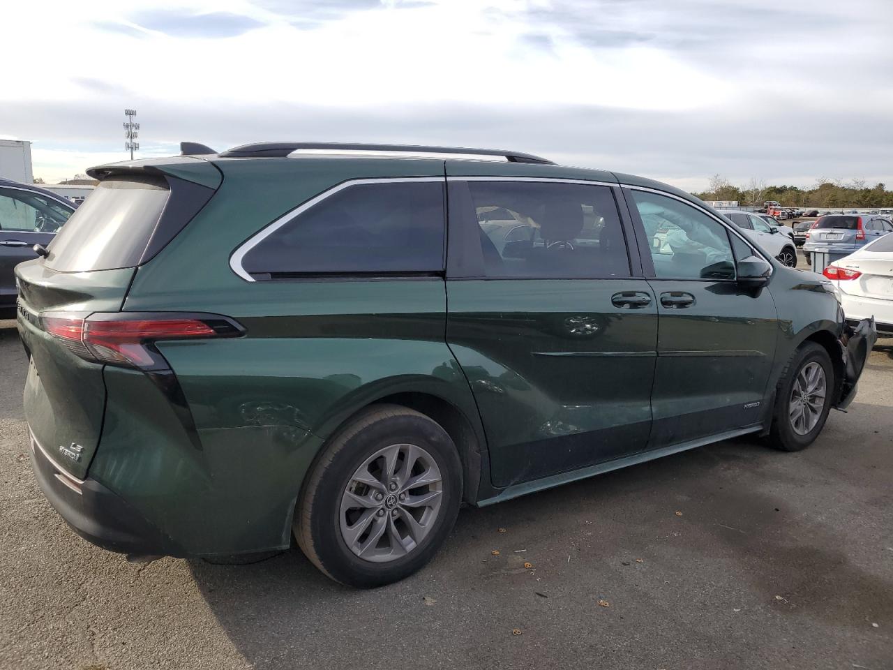 2021 Toyota Sienna - Image 3