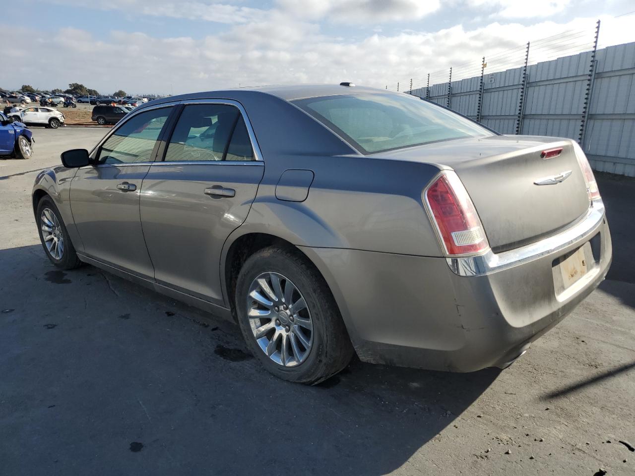 VIN 2C3CCAAG1EH255513 2014 CHRYSLER 300 no.2