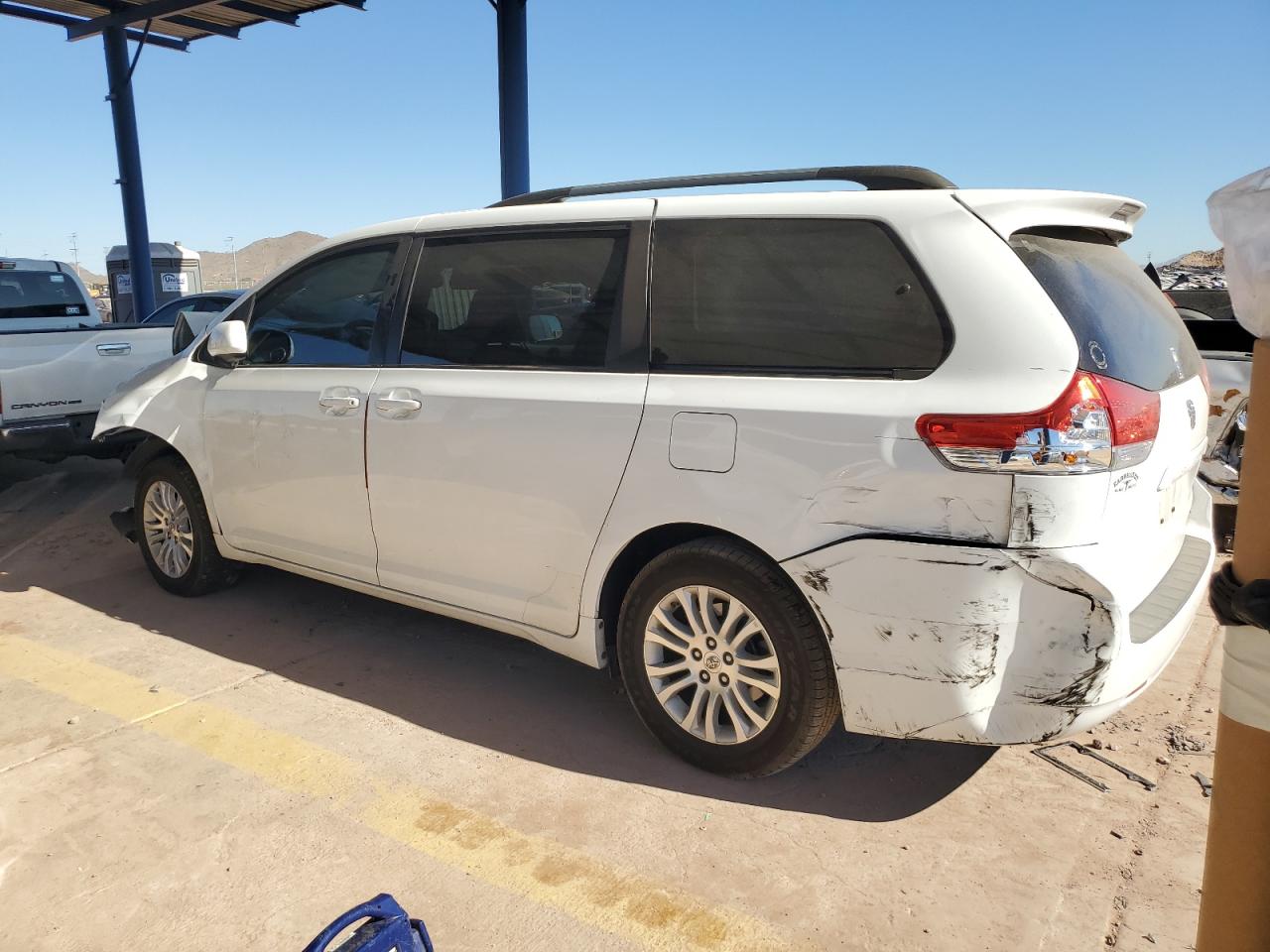2014 Toyota Sienna - Image 2