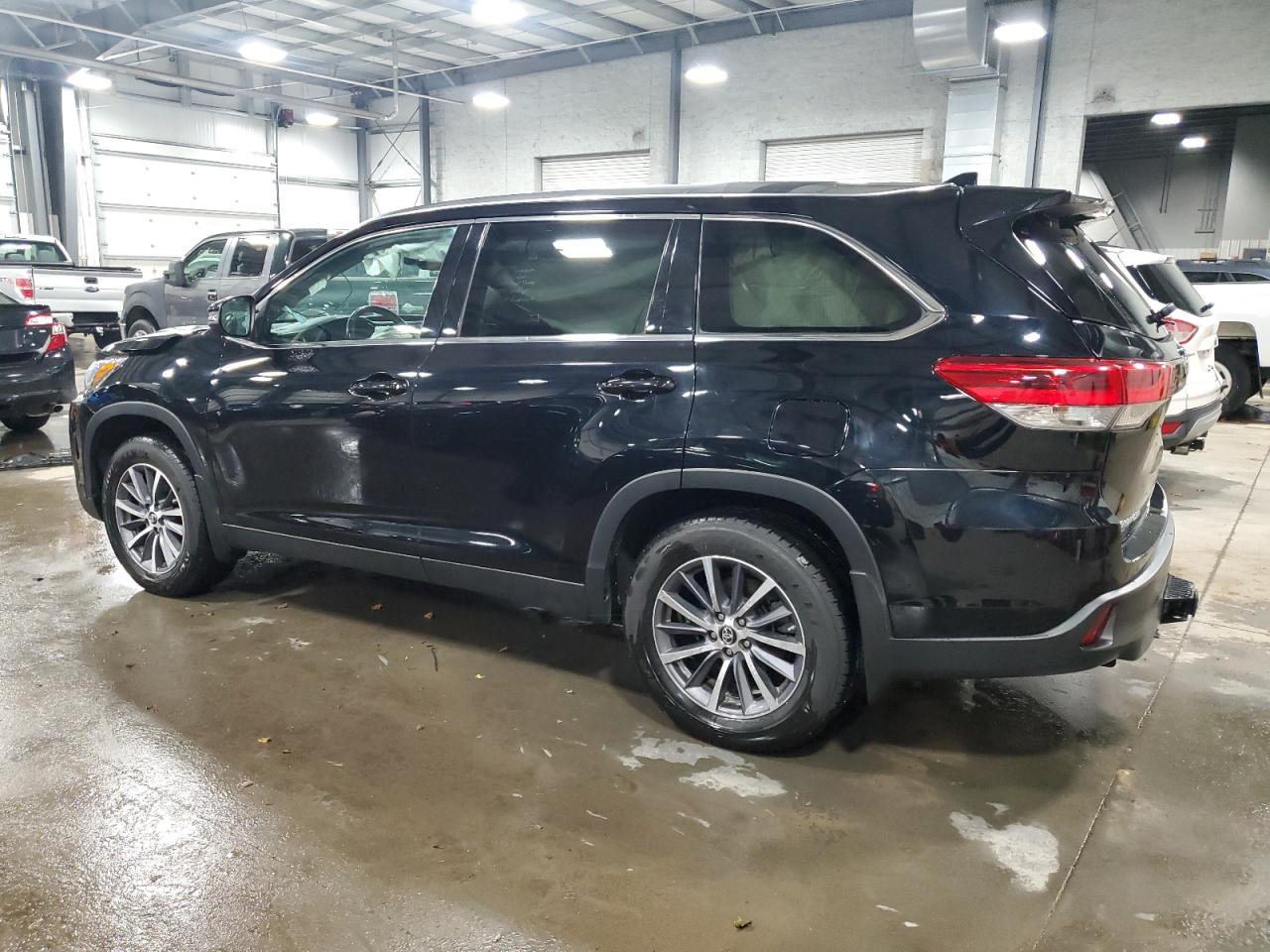 2019 Toyota Highlander - Image 2